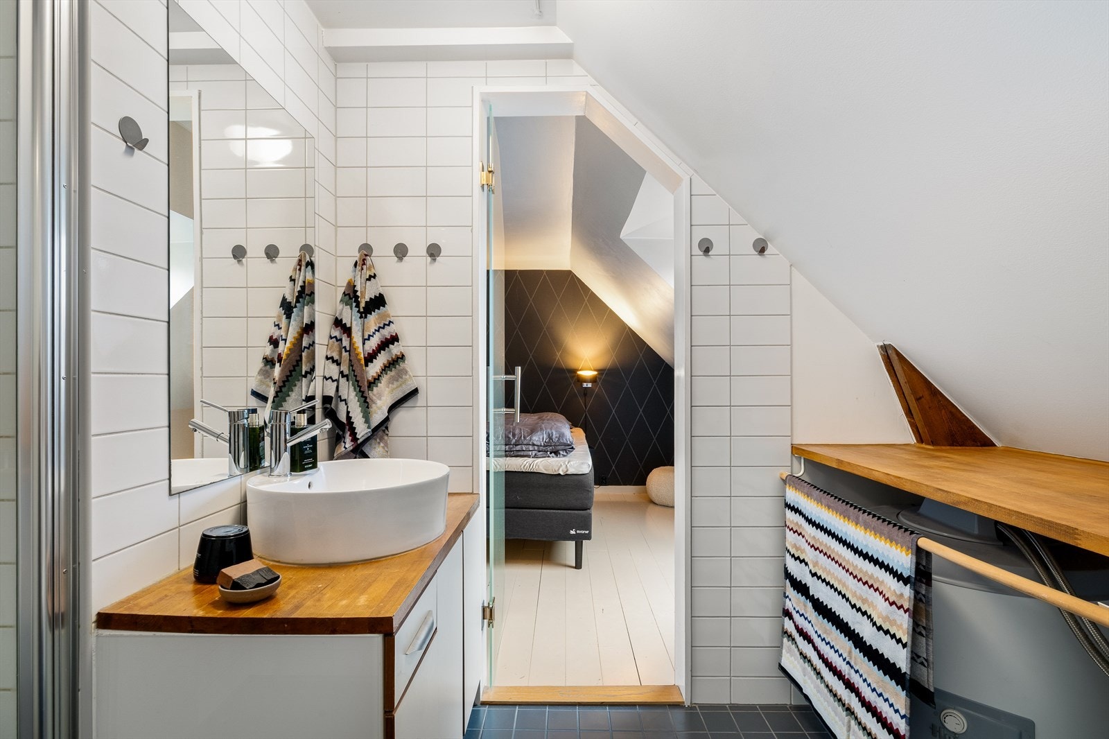 Deilig luksus - ha ditt eget bad bare to skritt fra sengen. Perfekt for komfort og privatliv i hverdagen. Galleribilde