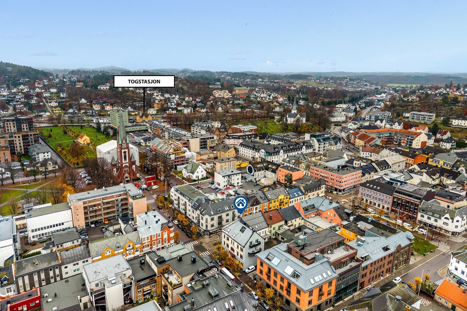 Kort vei til togstasjonen - perfekte pendlemuligheter for en enkel hverdag. Galleribilde