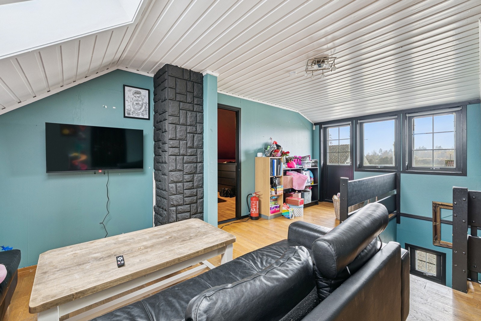 Stue i 2. etasje med utgang til balkong Galleribilde