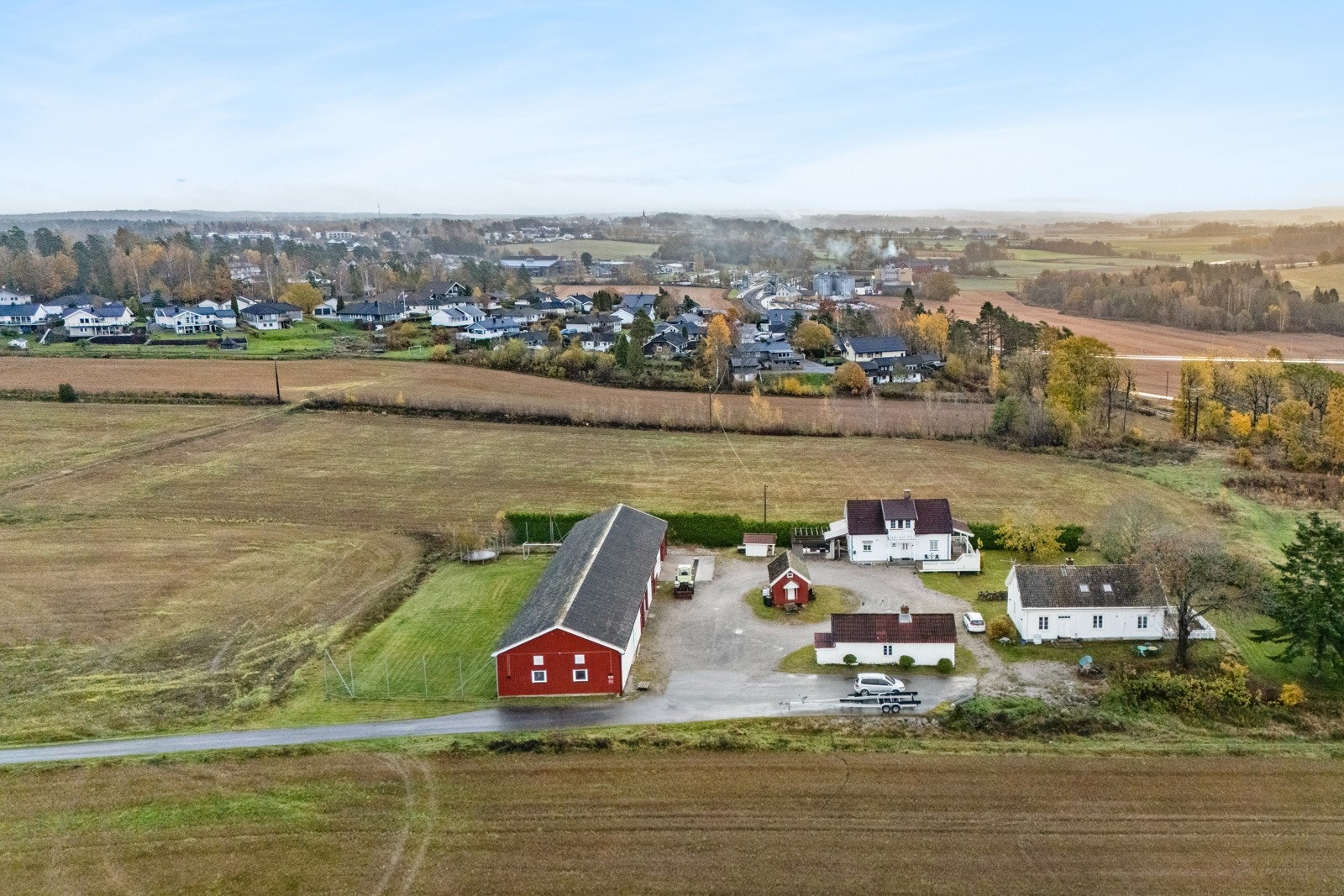 Like utenfor Karlshus sentrum og annen boligbebyggelse - allikevel landlig uten naboer tett på Galleribilde