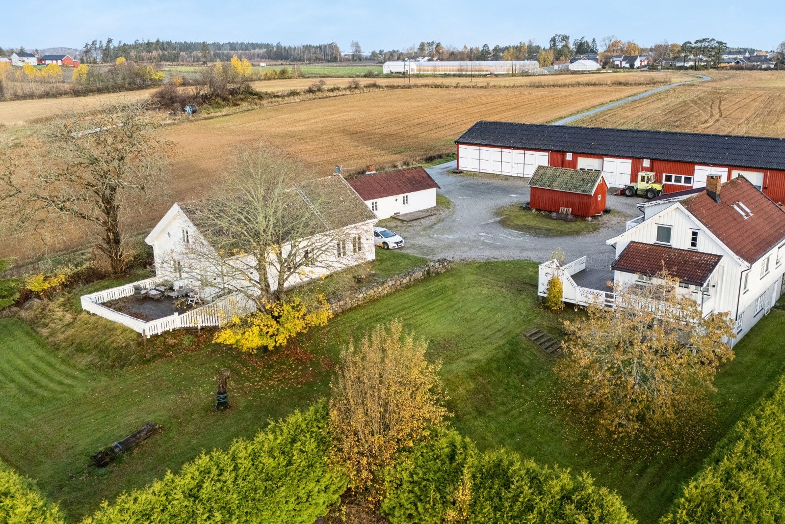 Eiendommen er på nesten 5,4 mål og omkranset av landbruksarealer Galleribilde