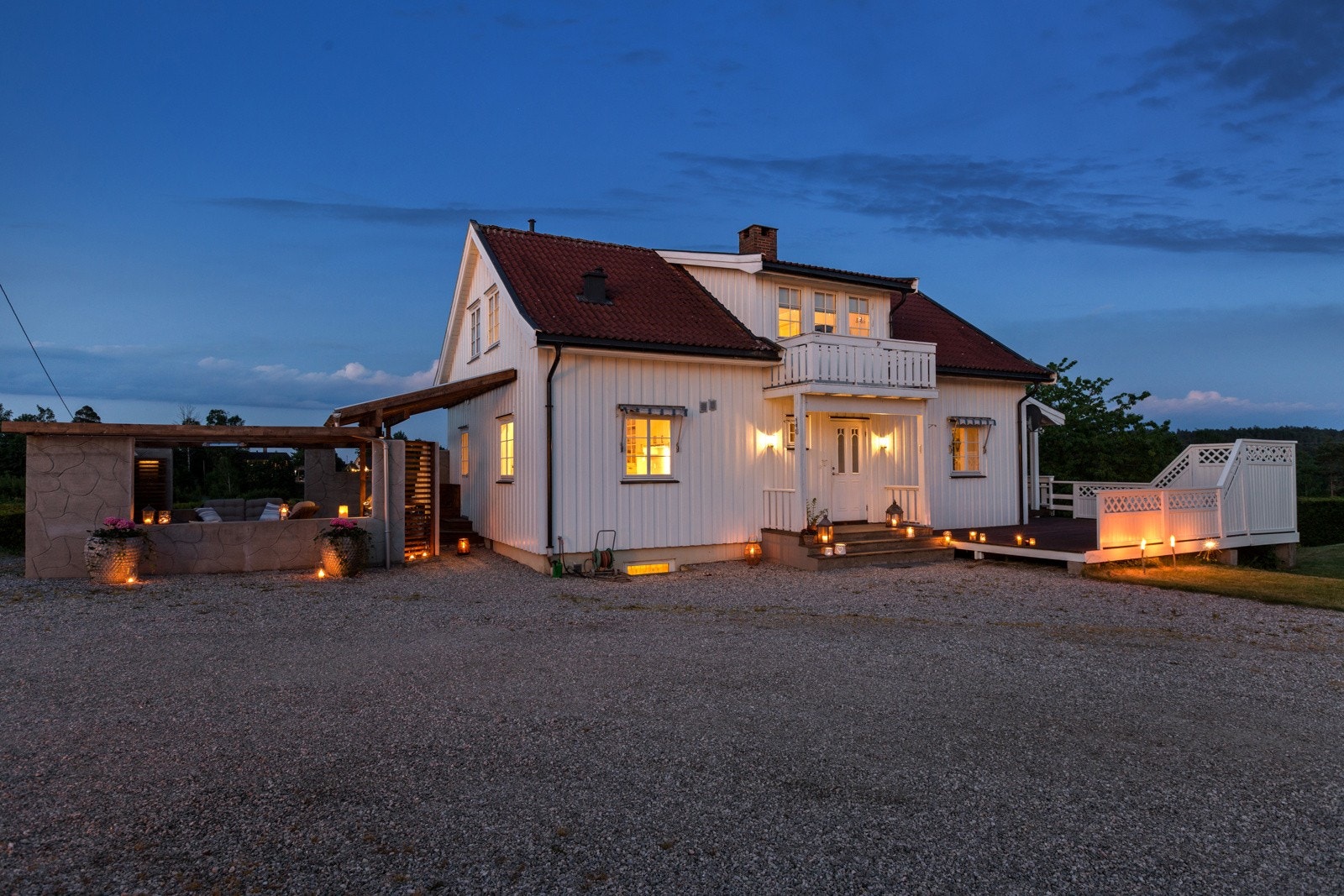 Hovedhuset mot gårdsplassen og uteplasser Galleribilde