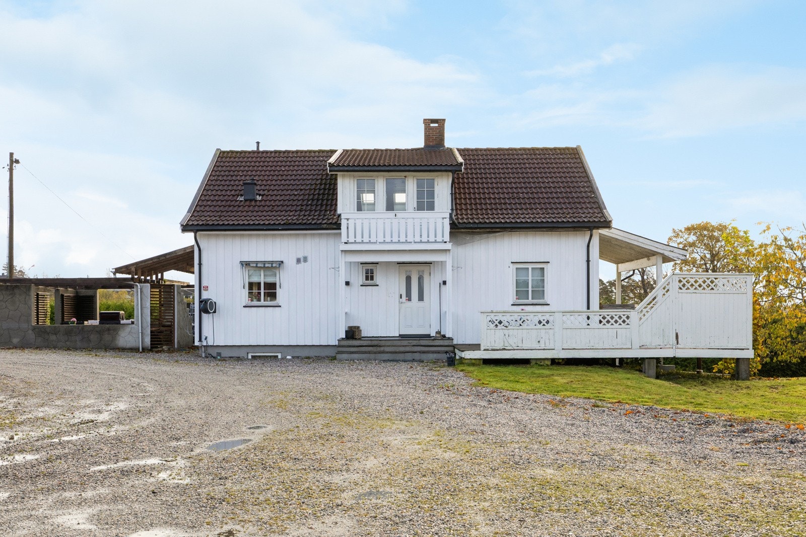 Hovedhuset ble oppført i 1988, og er totalt på 217 kvm. fordelt på tre etasjer Galleribilde