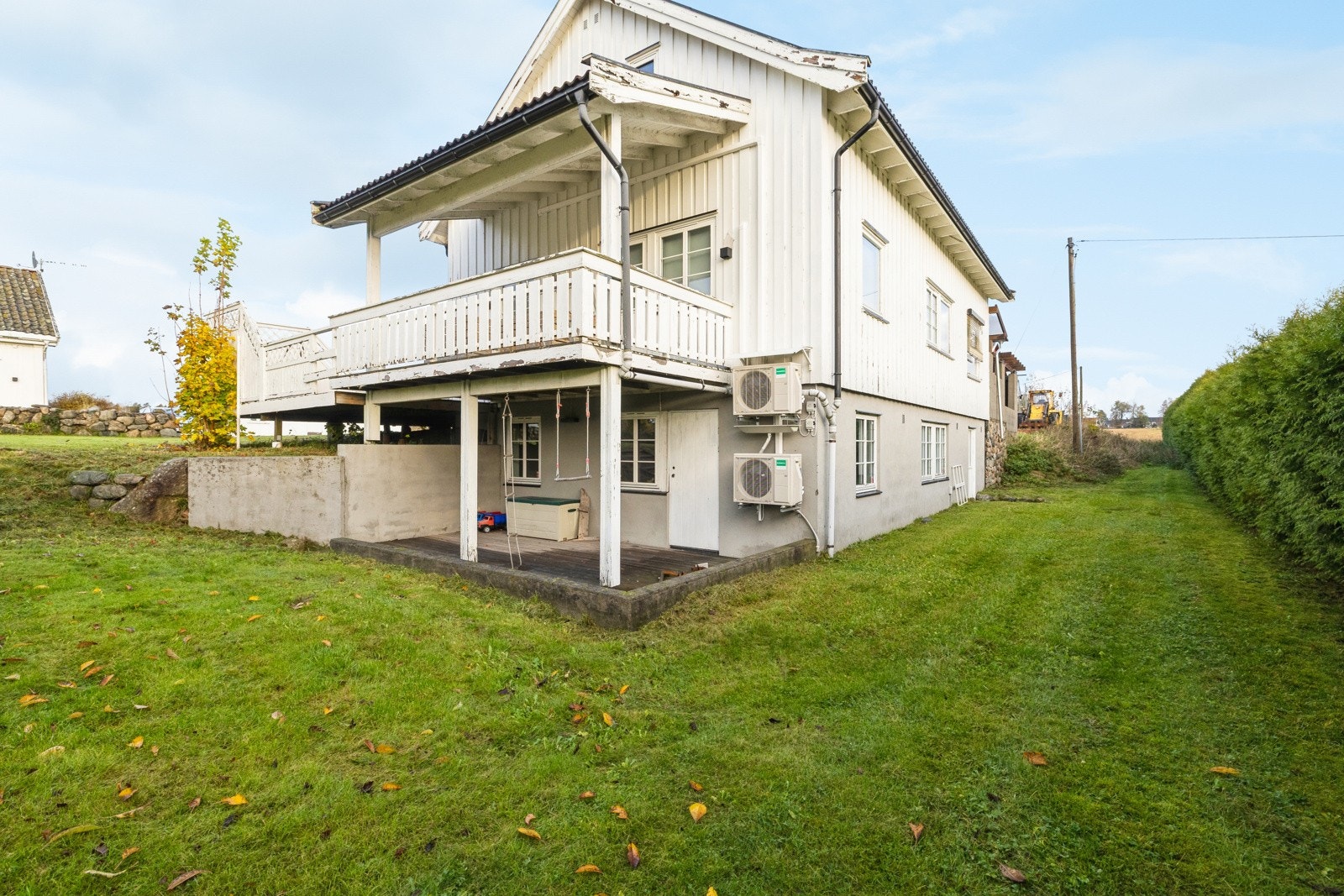 Hovedhuset fra 1988 og har 5 soverom - hekkbeplanting rundt deler av eiendommen Galleribilde