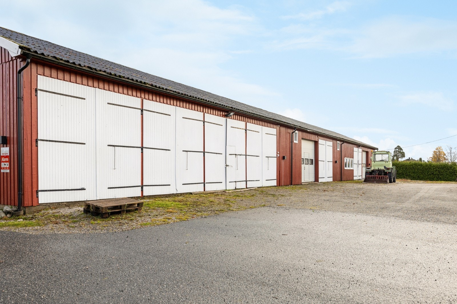 Lager/verkstedbygning på ca. 450 kvm. og som inneholder verksted, lagerrom og garasje. Galleribilde
