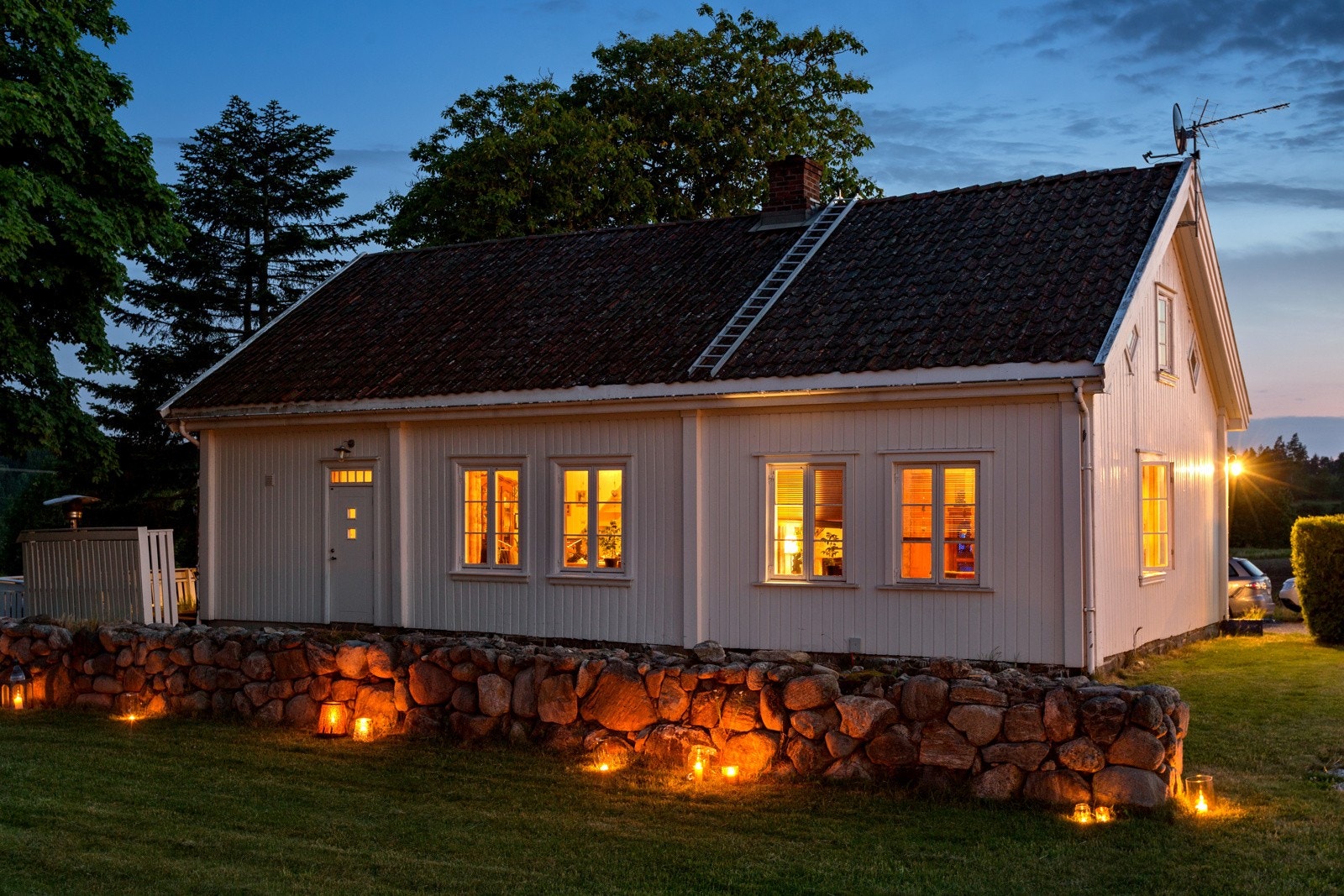 En steinmur skiller hagene til de to bolighusene Galleribilde