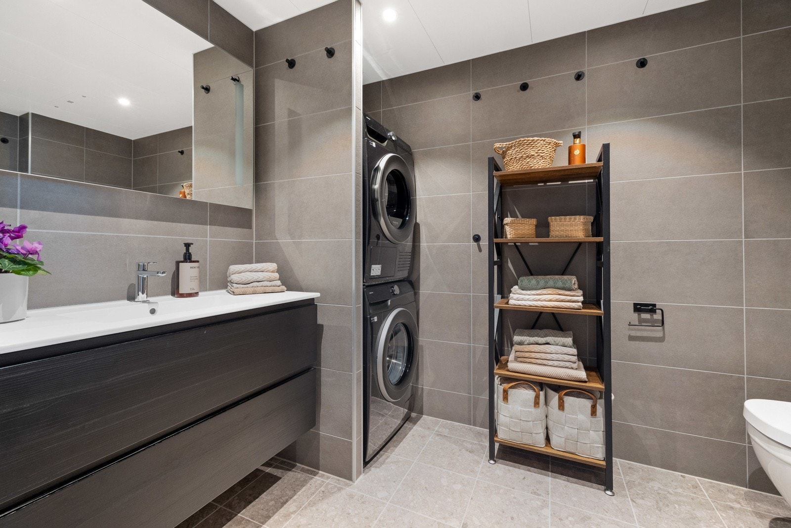 Pent, flislagt baderom med varmekabler i gulv og downlights i himling Galleribilde