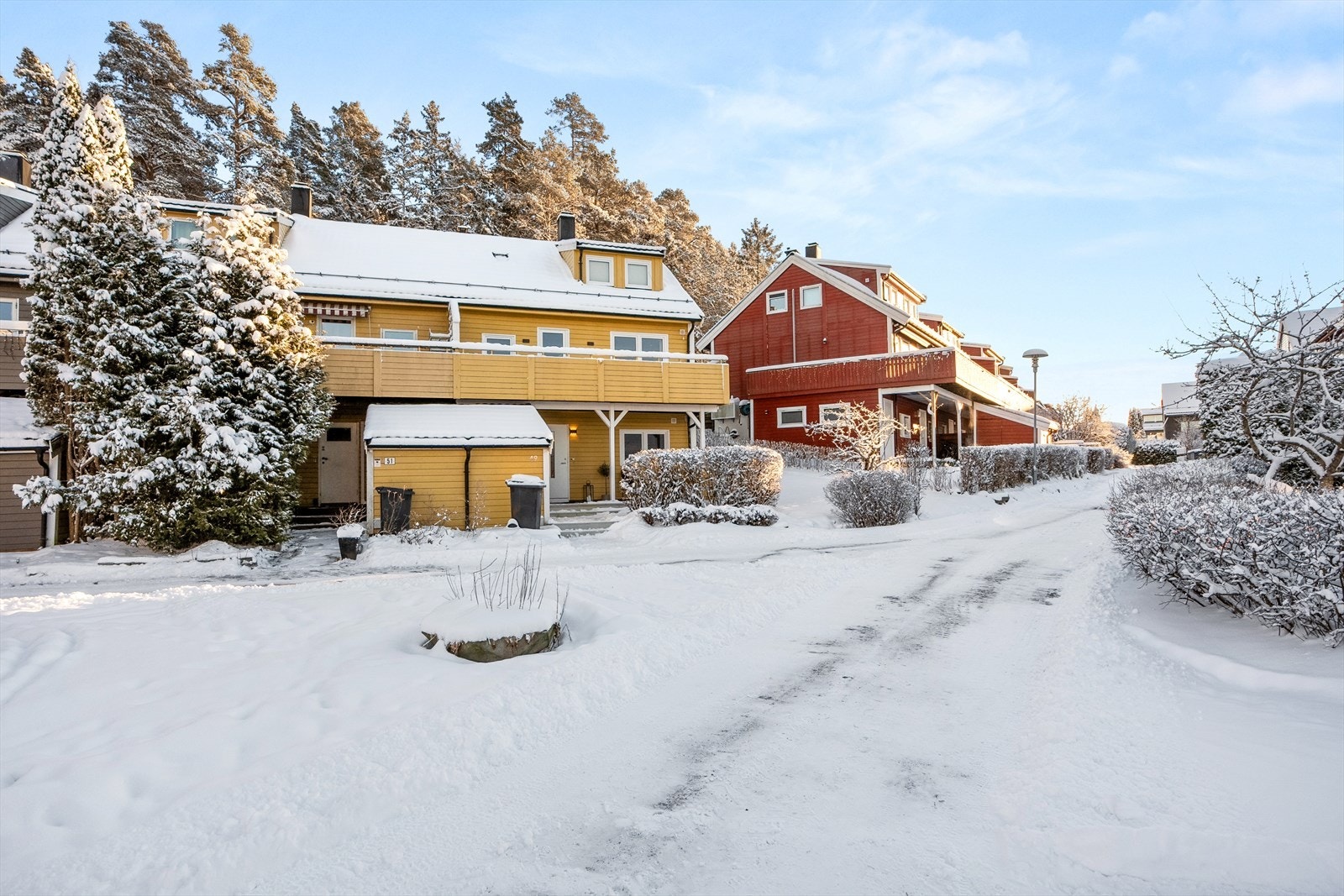 Her bor du med marka i umiddelbar nærhet med gode turområder, sommer som vinter. Lysløype kun et steinkast fra huset, så på vinterstid er det bare å spenne på seg skiene rett utenfor husveggen. Galleribilde