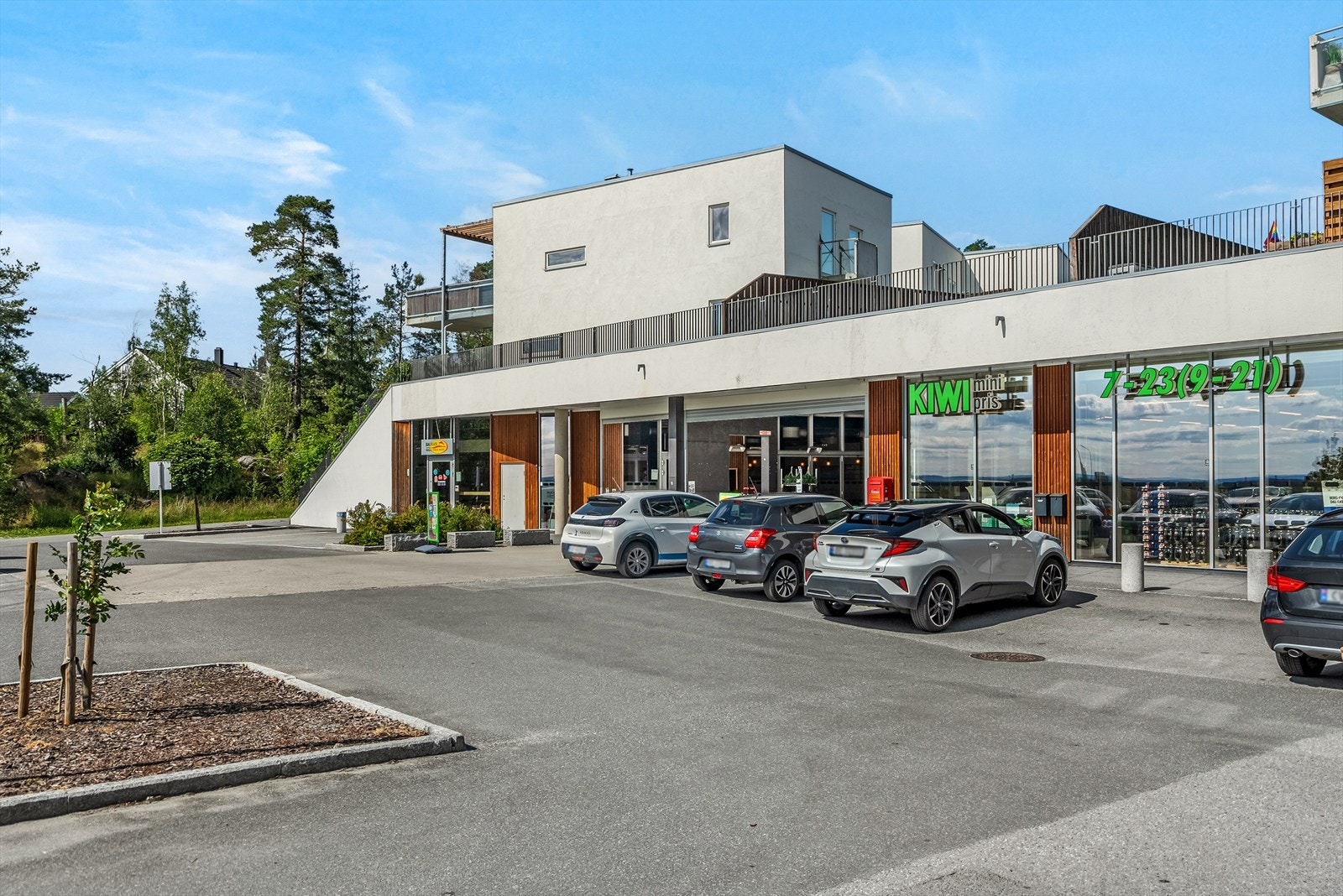 Det er gangavstand til barnehager, barne- og ungdomsskole, dagligvareforretning, treningssenter, legesenter, togstasjon og idrettsanlegg. Galleribilde