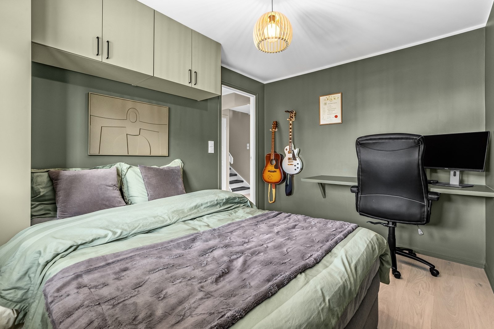 Hovedsoverommet har plassbygde skap og skrivepult. Galleribilde