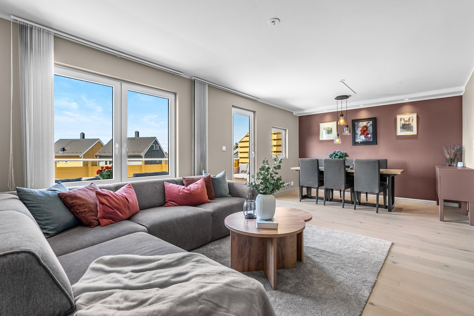 Stuen har parkett på gulv og malte, slette vegger. Downlights i himling og solskjerming. Fra stuen er det utgang til en solrik balkong. Galleribilde