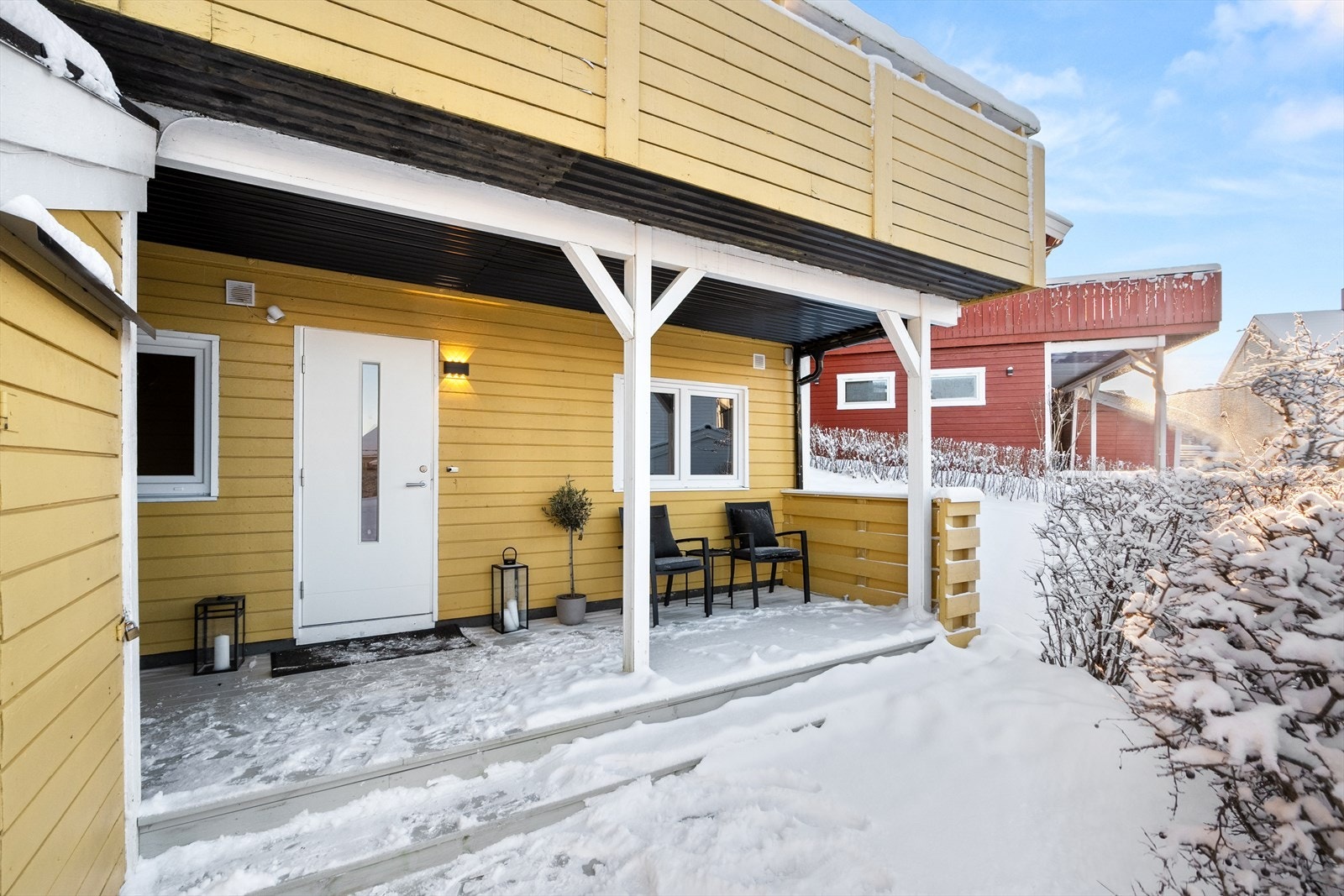 Ved inngangspartiet er det en isolert sportsbod kledd i gips. Galleribilde