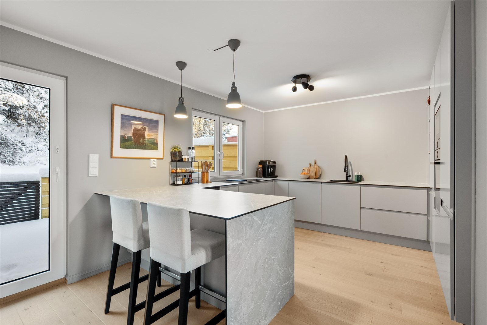 Lekkert kjøkken fra 2022 med integrerte hvitevarer og godt med benke- og skapplass. Galleribilde