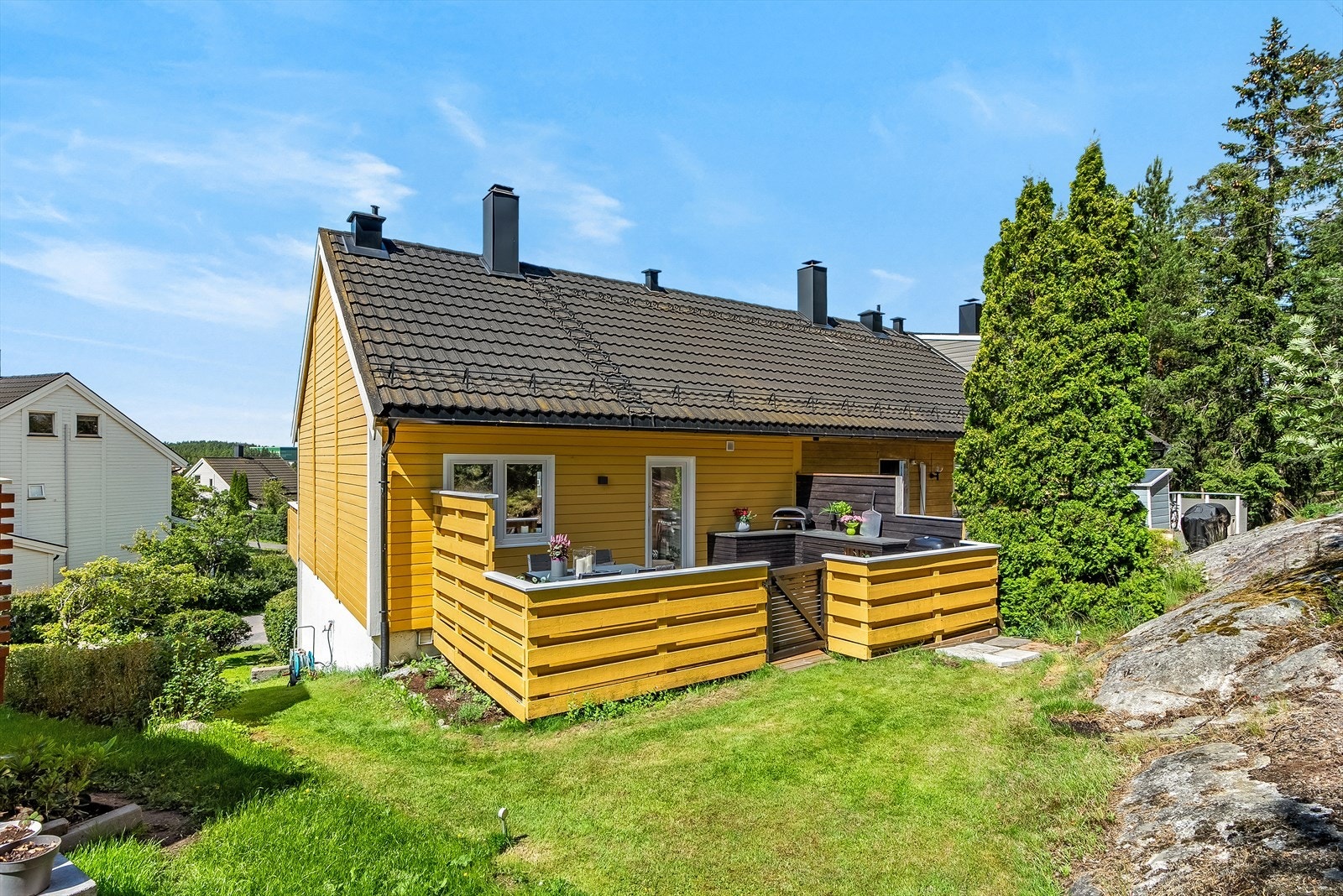 Tomten er opparbeidet med fantastiske uteplasser. Galleribilde