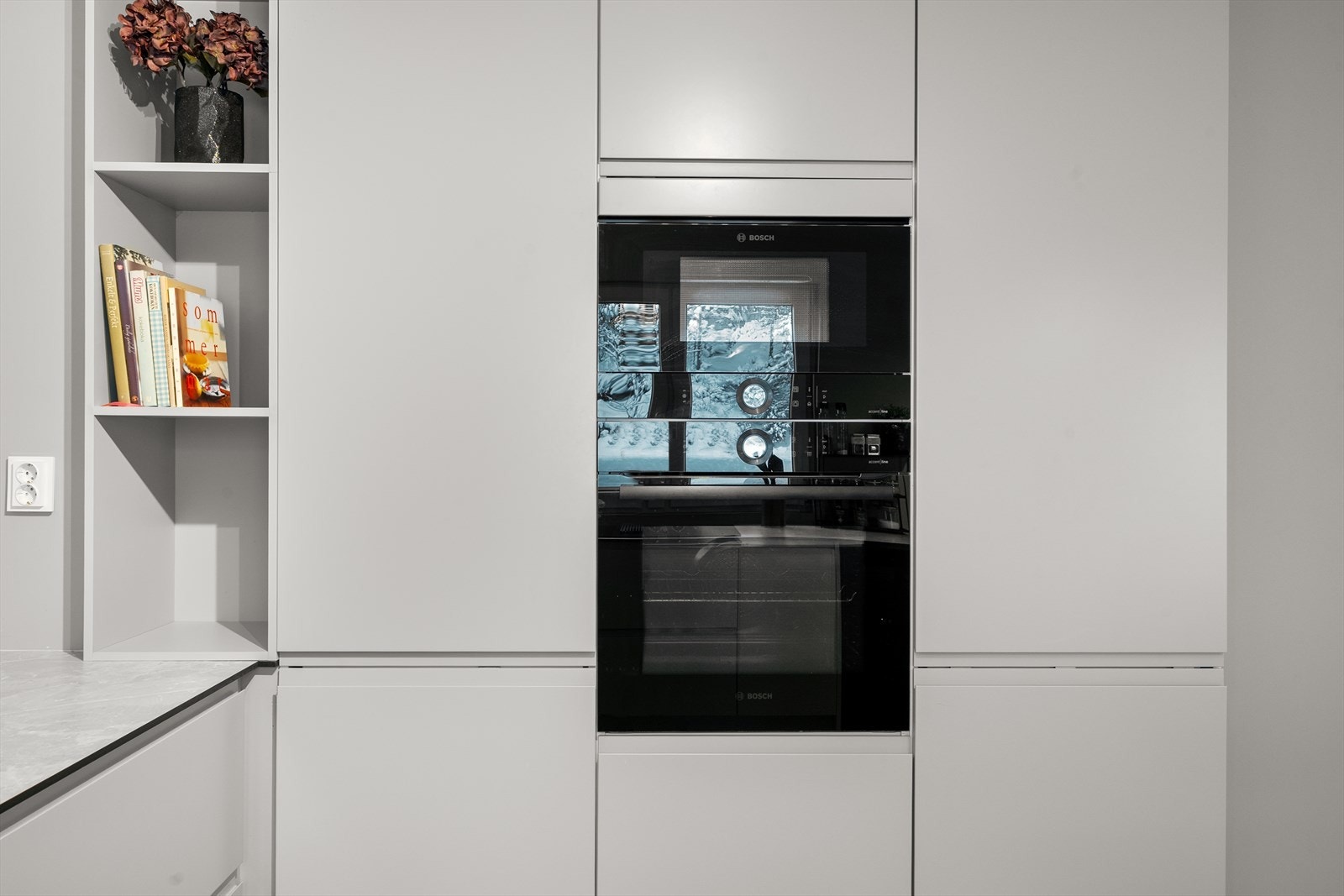 Kjøkkenet består av et fullt kjøleskap og full fryser samt stekovn og mikro. Galleribilde