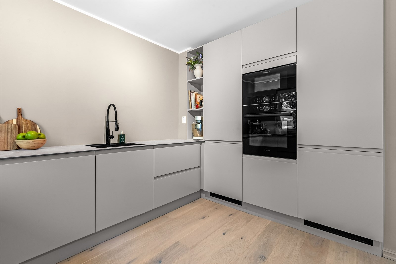 Underlimt oppvaskkum i sort utførelse og benkeplate i laminat. Galleribilde