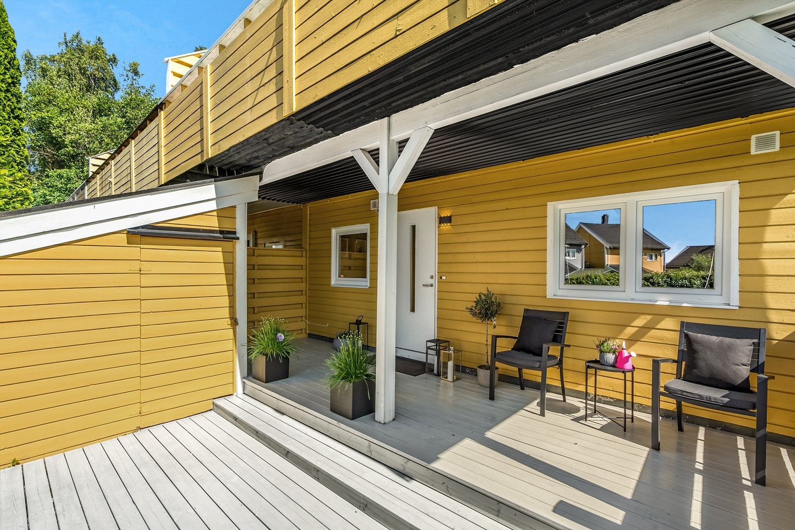 Boligen har et hyggelig inngangsparti, delvis overbygd med plass til sittegruppe ol. Det er en praktisk sportsbod for oppbevaring av sykler mm. Galleribilde