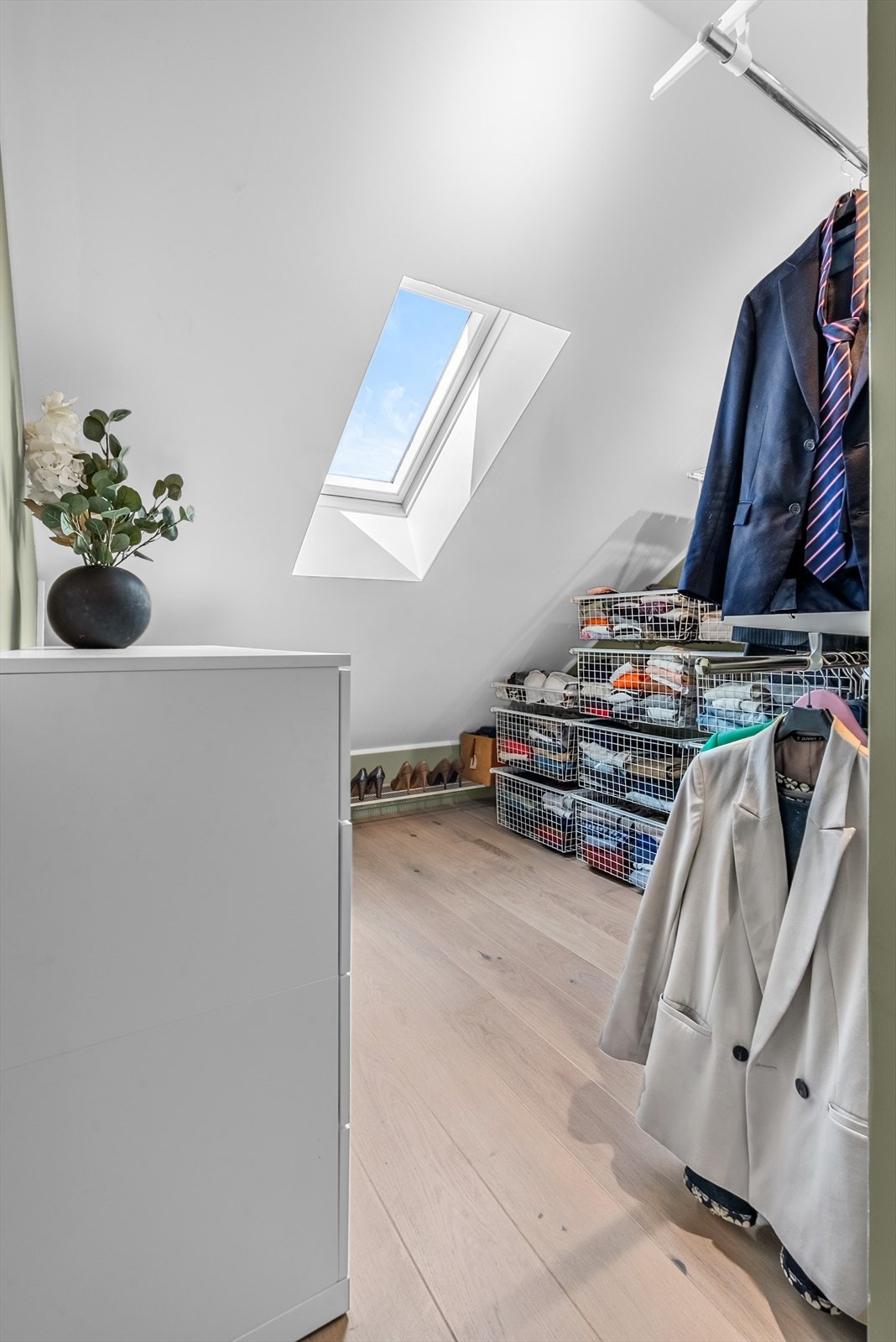 Det er også innredet som et garderoberom på loftet med kurver og oppheng for klær. Galleribilde