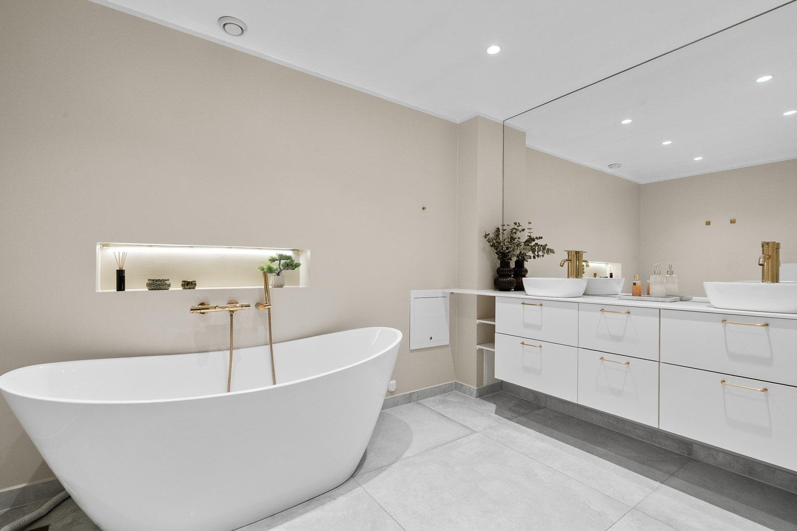 Boligen har et delikat, flislagt baderom med varmekabler i gulvet og downlights i himling. Galleribilde