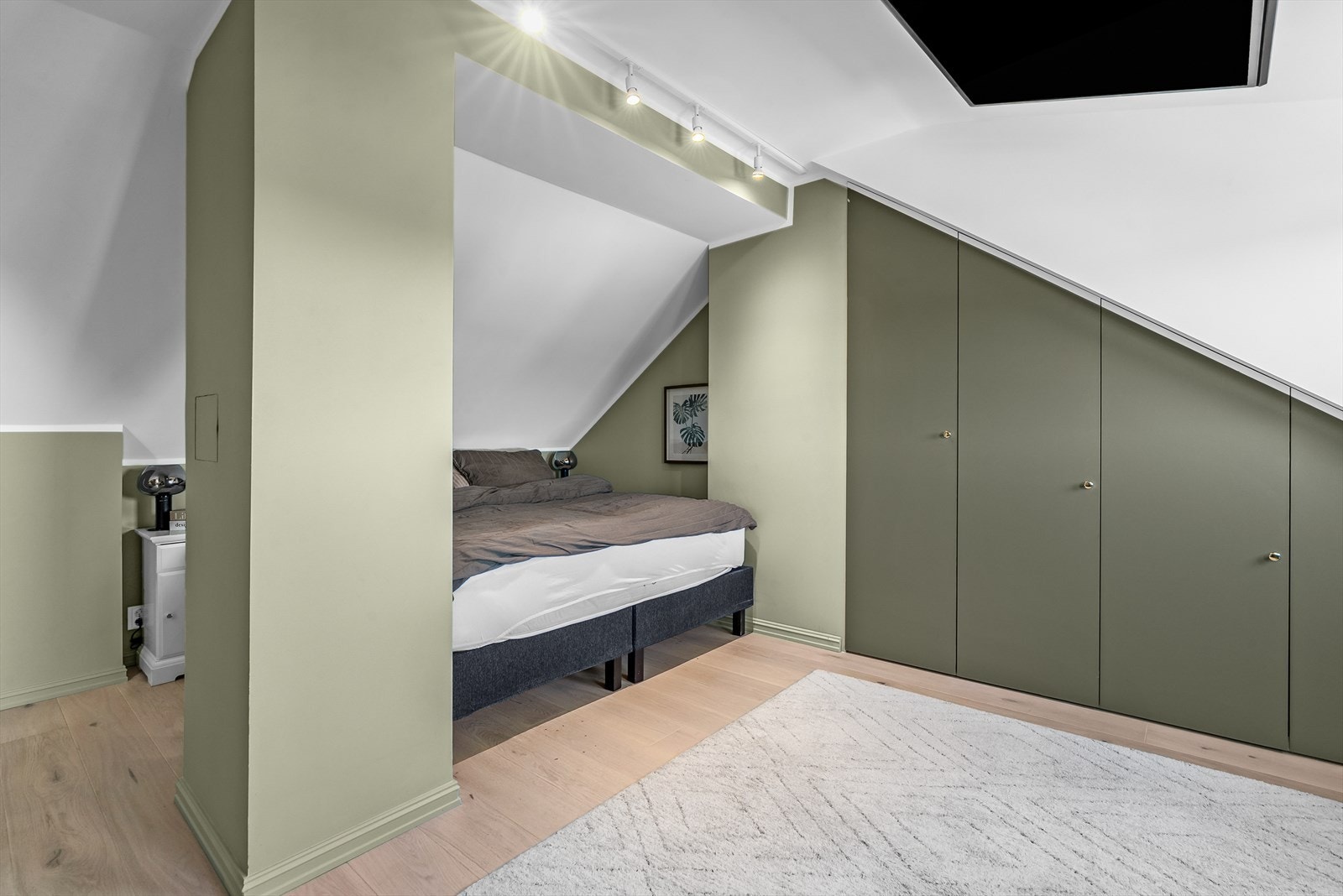 Det gjøres oppmerksom på at det ikke foreligger godkjente bygningstegninger for loftet hos kommunen. Galleribilde