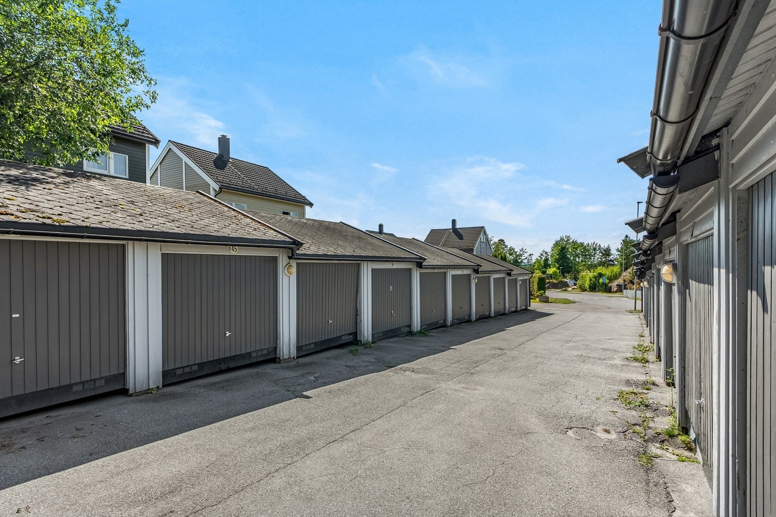 Garasjeplass i rekke med elbil-lader. Galleribilde