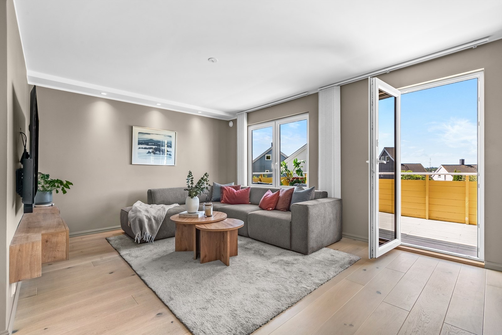 Lys og romslig stue med store vindusflater. Stuen er enkel å møblere og har parkett på gulv og downlights i himling. Galleribilde