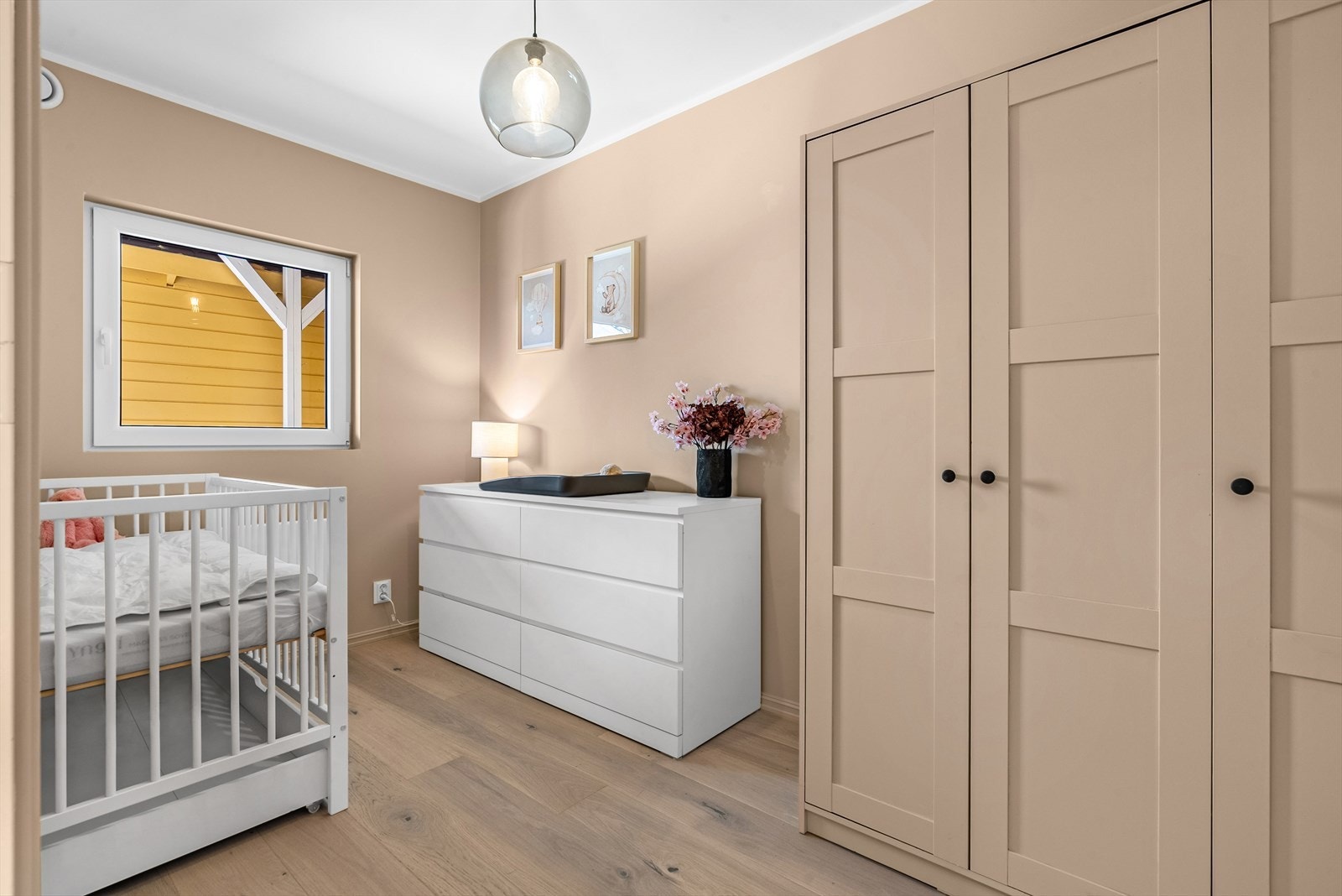 Boligen har to gode soverom i underetasjen, begge med plass til dobbeltseng og tilhørende garderobeløsning. Galleribilde