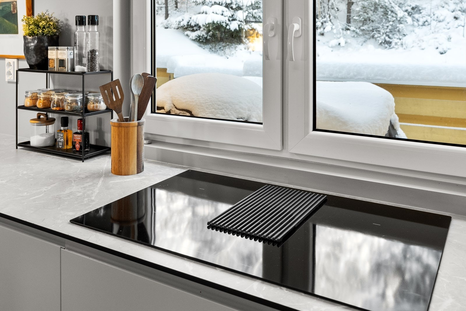 Stor induksjonstopp med innebygd vifte. Galleribilde