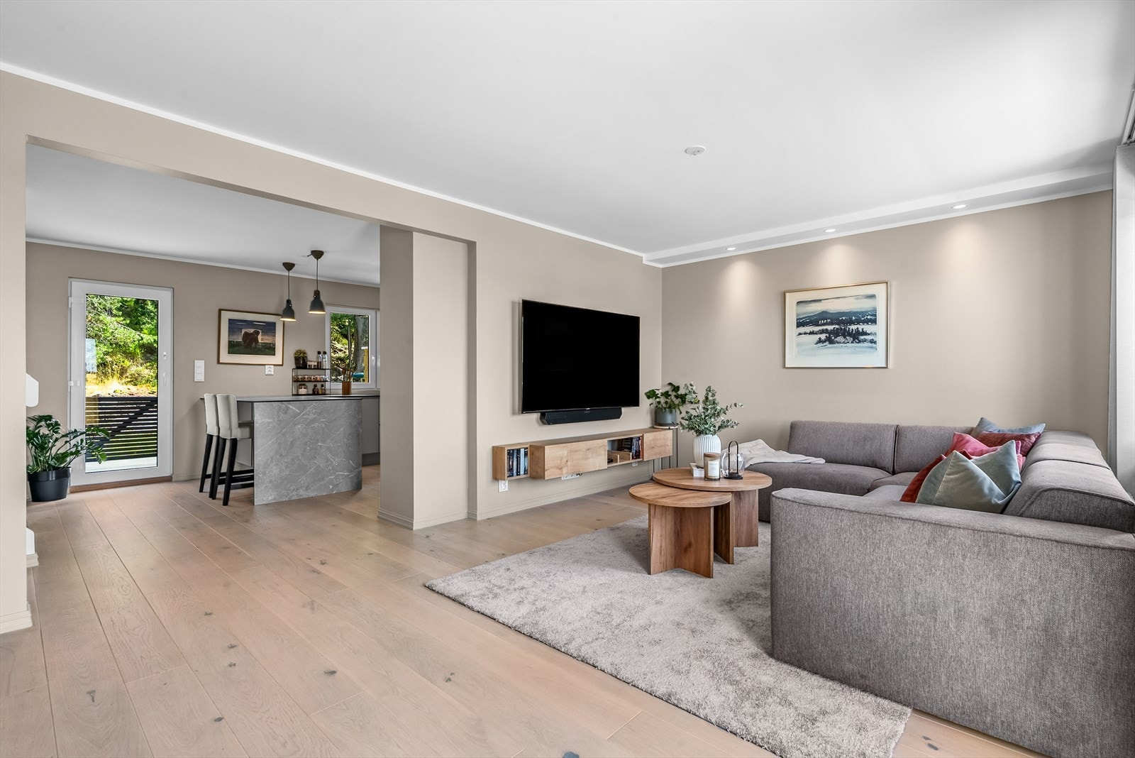 Stuen er i delvis åpen løsning mot kjøkkenet, noe som gjør rommet lyst og luftlig. Alle overflater er oppusset i 2022. Galleribilde