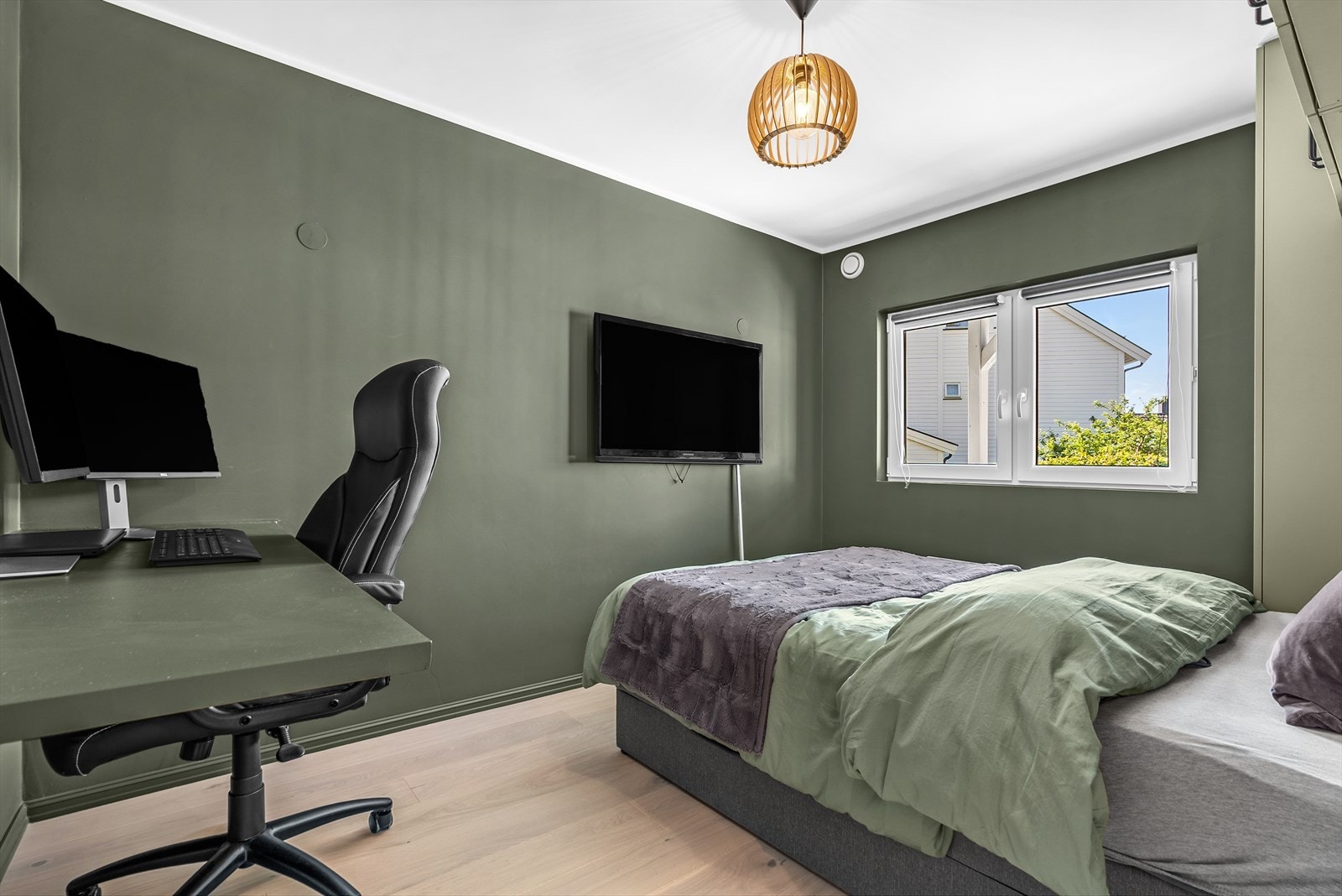 Boligen har to gode soverom i underetasjen, begge med plass til dobbeltseng og tilhørende garderobeløsning. Galleribilde