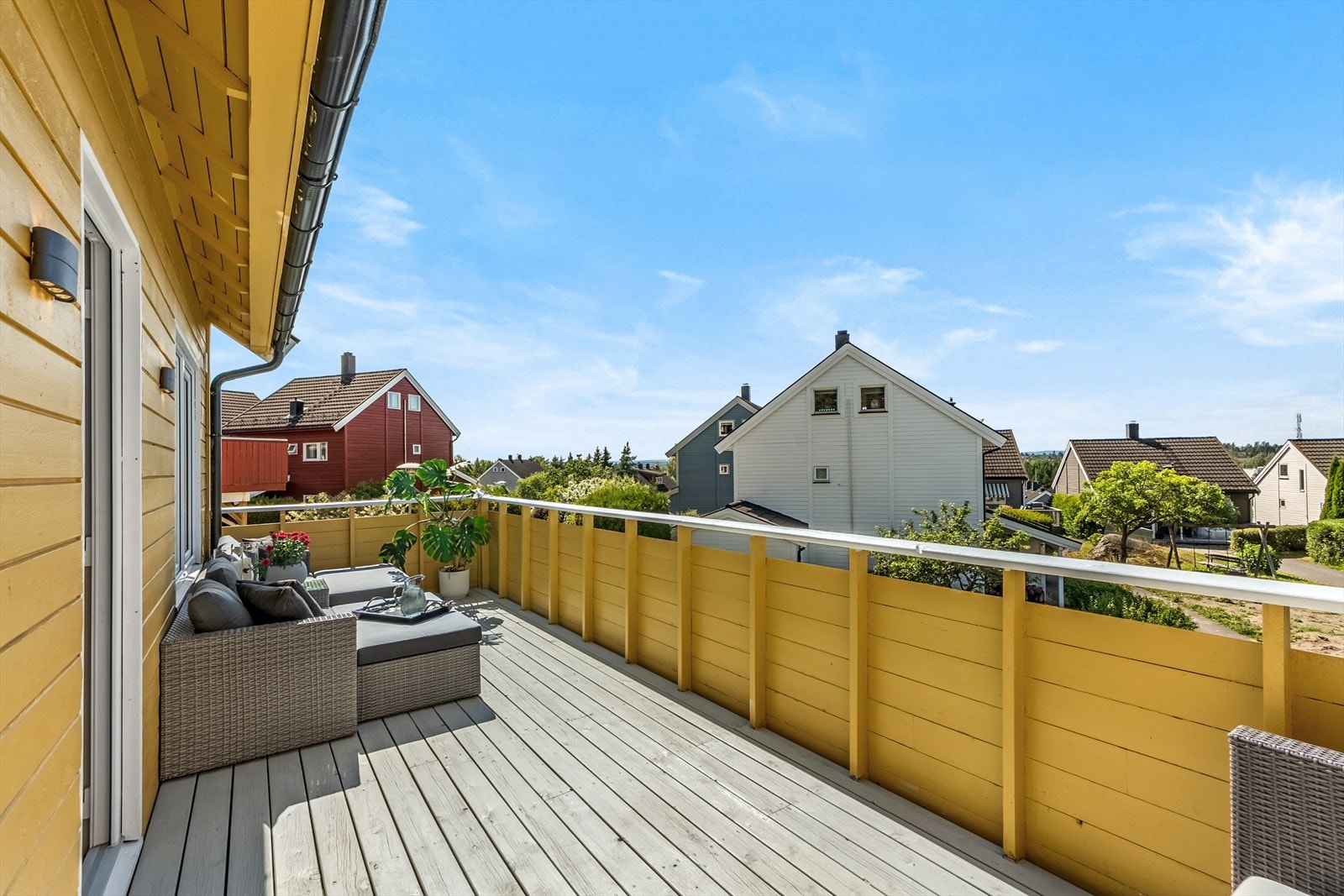 Fra stuen er det utgang til en terrasse med god plass til sittegruppe og utsyn utover nabolaget. Galleribilde