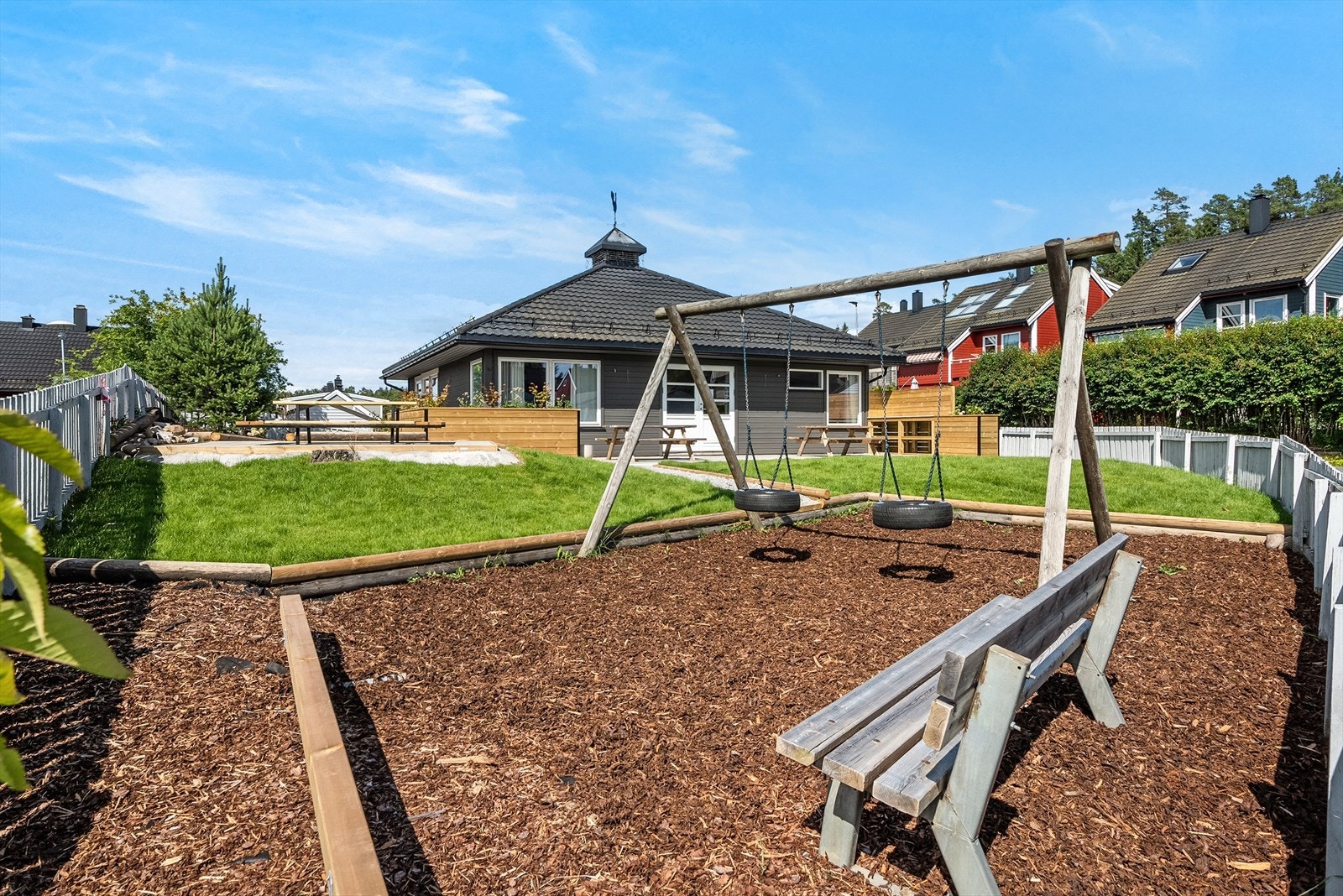 Einerveien er en meget attraktiv vei i et populært boligområde på Bøleråsen. Området er svært barnevennlig med grøntarealer og godt utstyrte lekeplasser, samt felles grendehus på feltet. Galleribilde