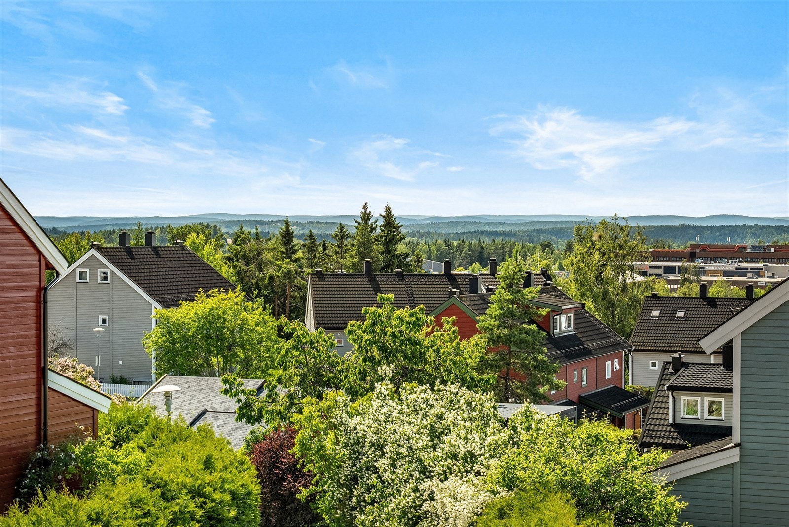 Flott, vidstrakt utsikt fra toppen av feltet. Galleribilde