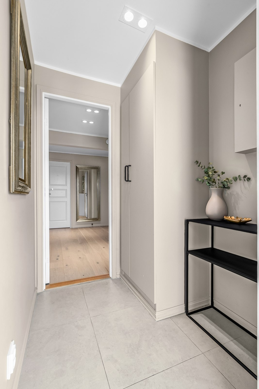 Innvendig er det en flislagt gang med garderobeskap for oppbevaring. Gangen har malte, slette vegger i en moderne beige farge og downlights i himling. Galleribilde