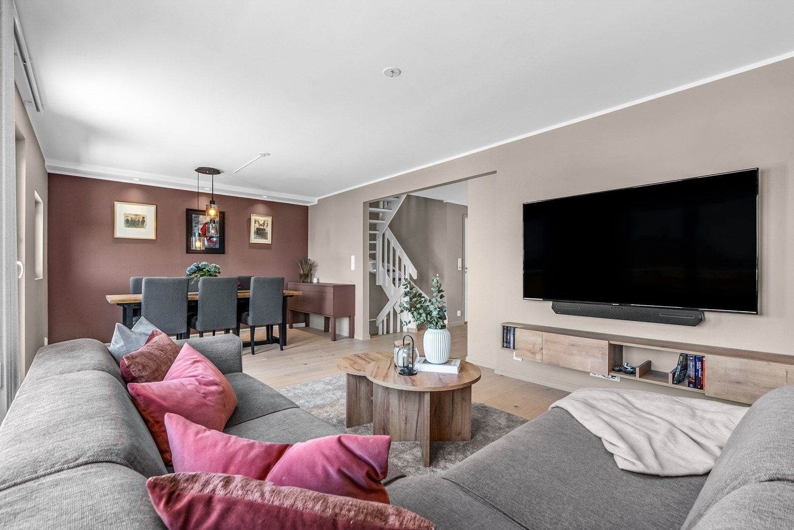 Det er laget en kanal i veggen for skjulte ledninger/kabler til TV. Galleribilde