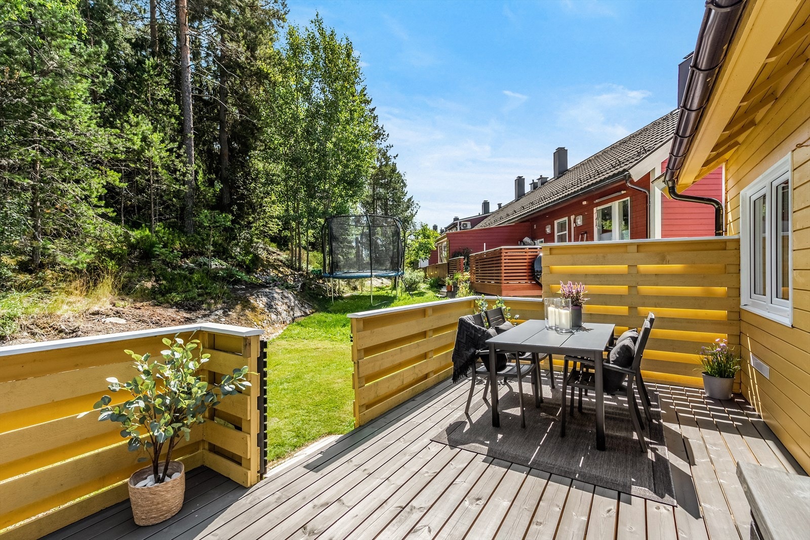 Eiendommen grenser mot et skogholt med naturtomt og har en gressplen med plass til trampoline eller badebasseng på sommerstid. Galleribilde