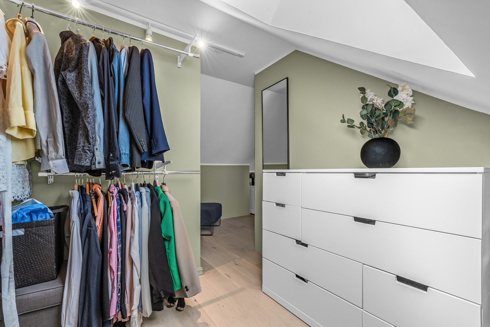 Det er også innredet som et garderoberom på loftet med kurver og oppheng for klær. Galleribilde