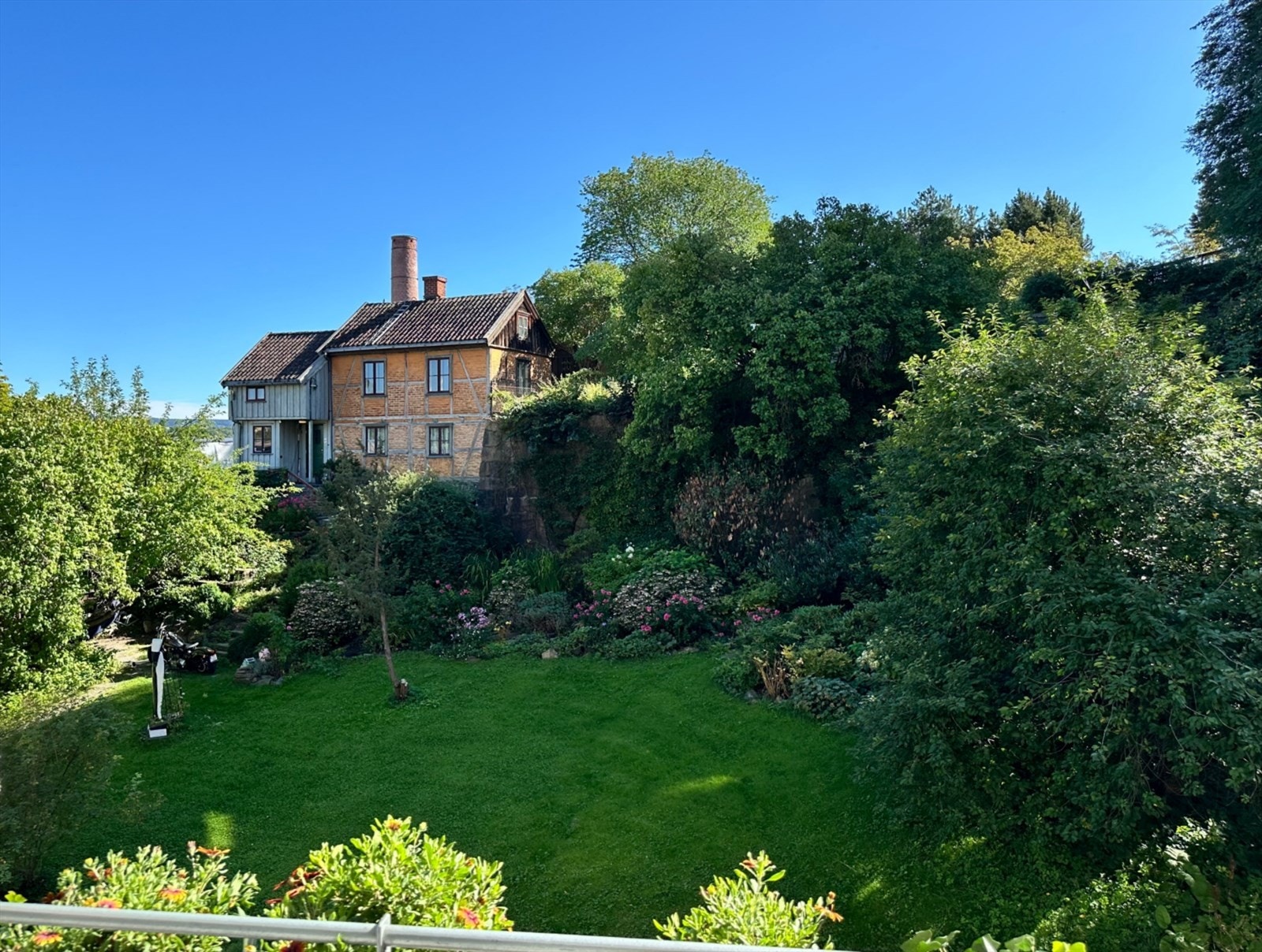 Nydelig utsikt mot Akersbakken 14, her om sommeren. Galleribilde