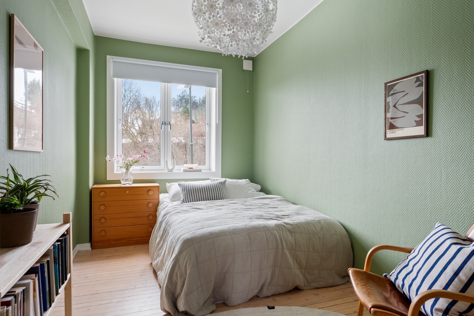 Soverom i smakfulle farger med hyggelig utsyn. Galleribilde