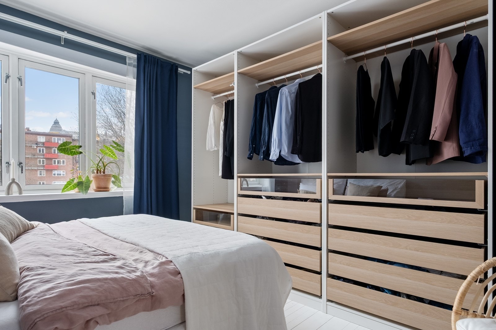 Hyggelig utsyn mot stor bakgård Galleribilde