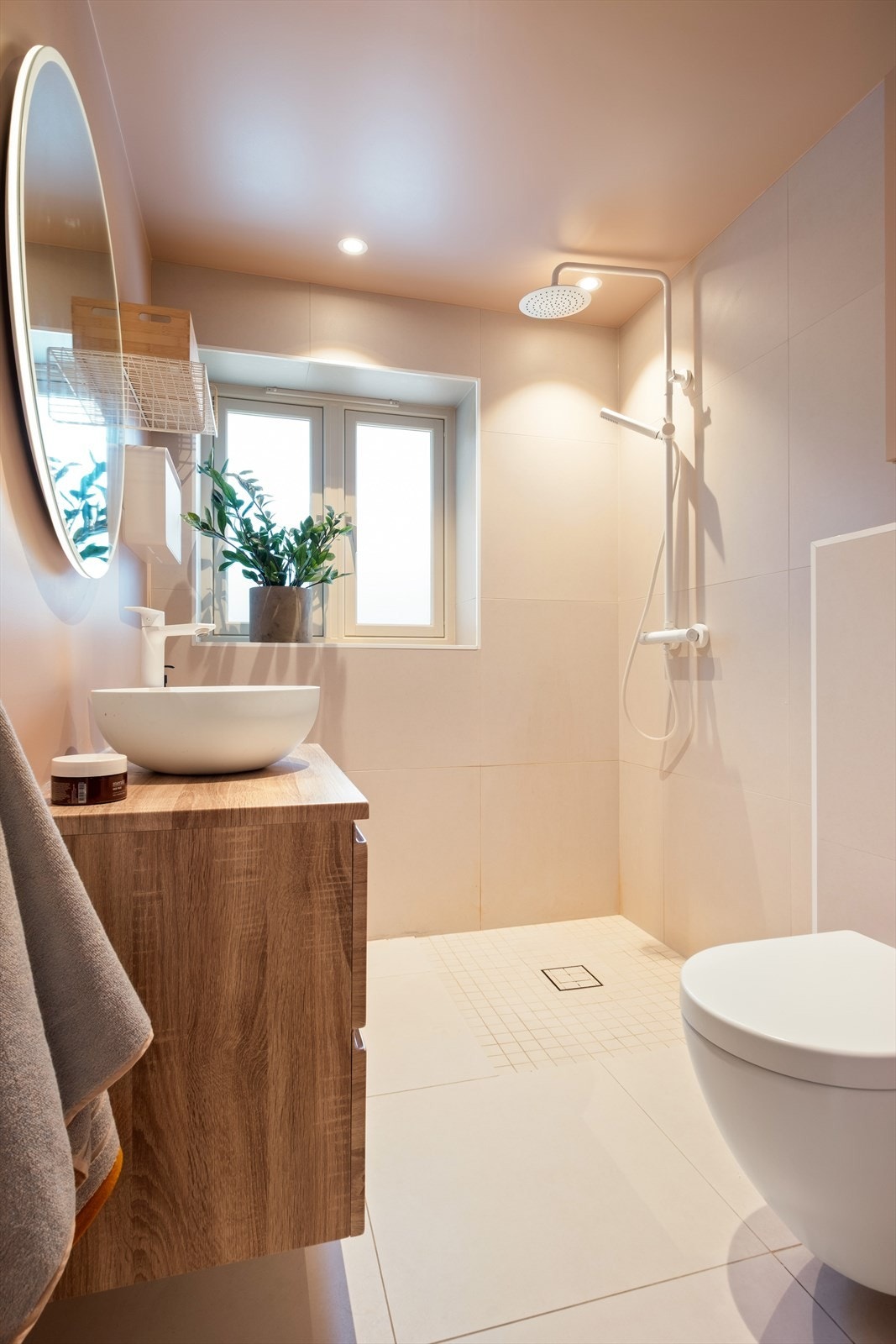 Bad med vegghengt toalett og regnfall dusj. Galleribilde