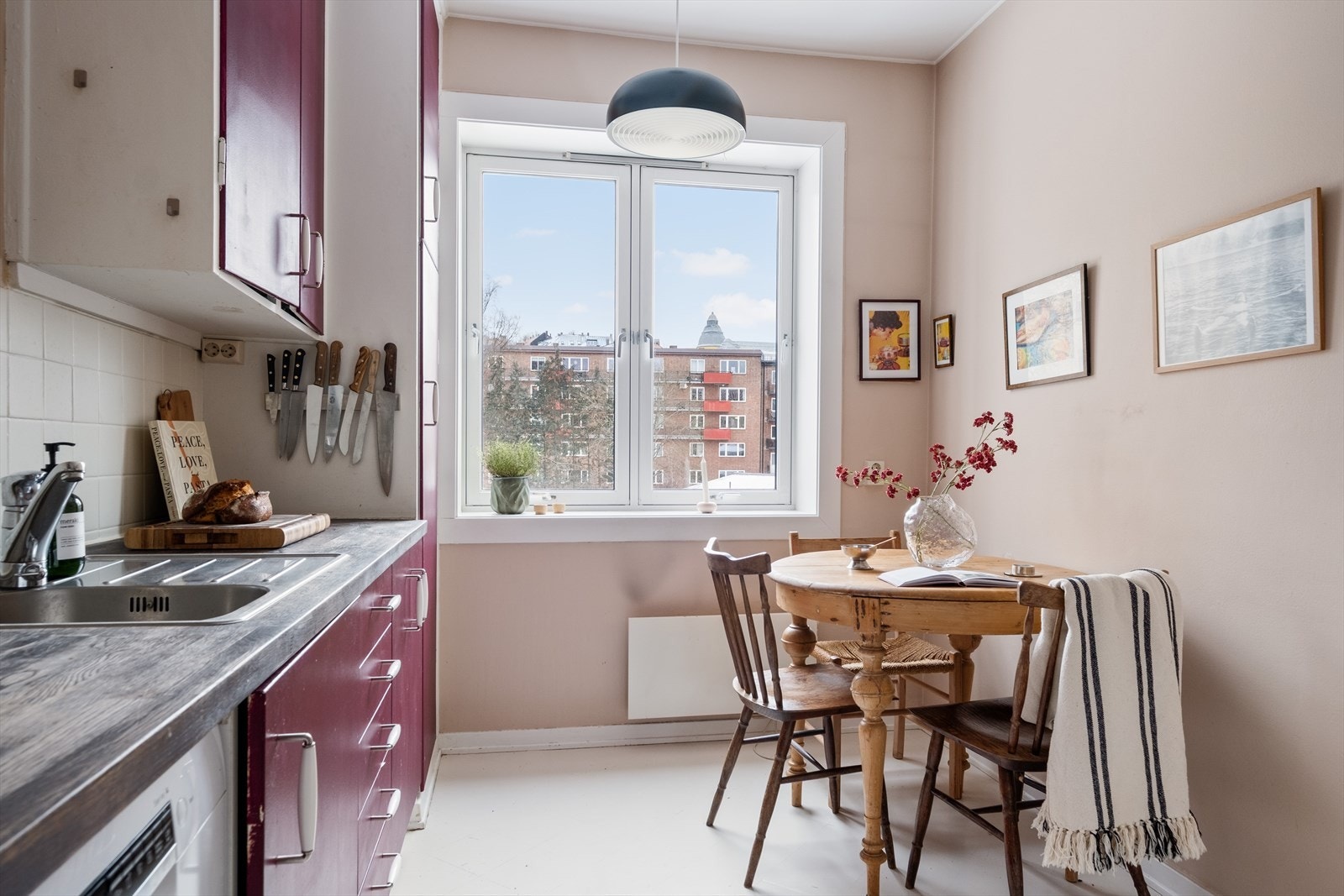 Kjøkkenet er eldre men funksjonelt, romslig og med fin utsikt mot grønn stor bakgård. Galleribilde