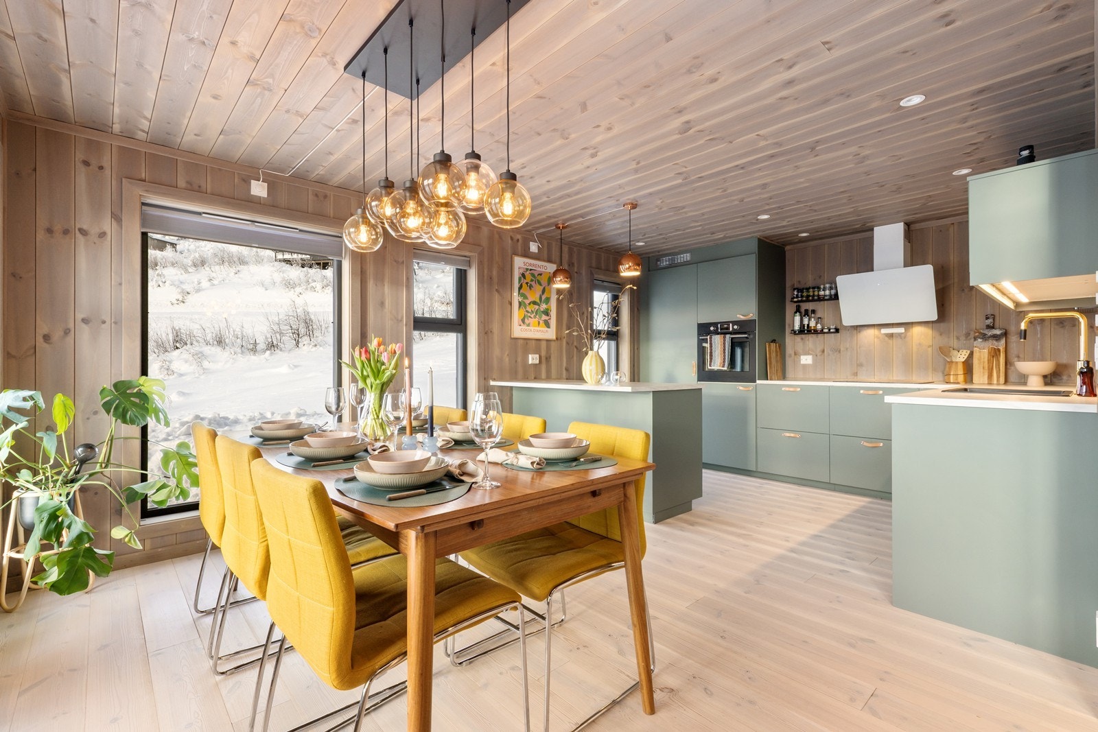 Kjøkkenet har glatte fronter, laminert benkeplate og integrerte hvitevarer, inkludert induksjonstopp, stekeovn, micro, oppvaskmaskin og kjøleskap Galleribilde