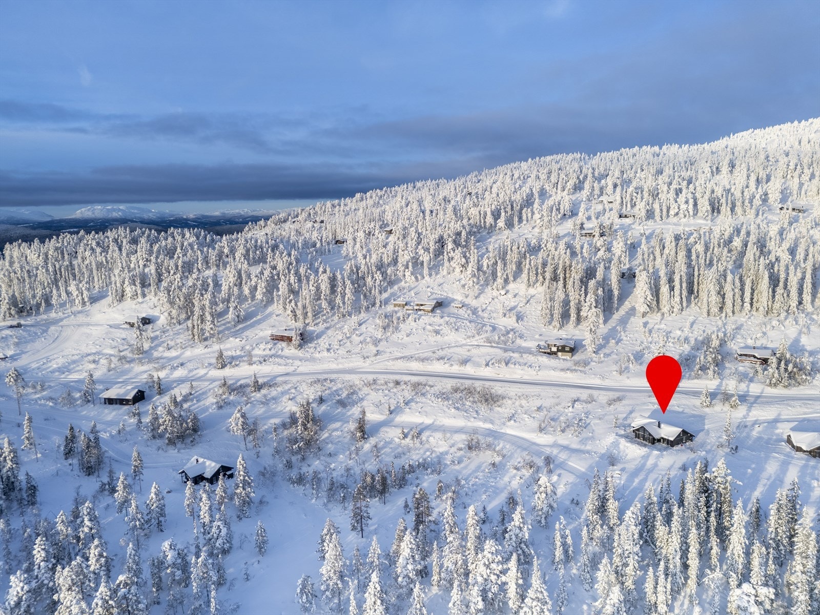Oversiktsfoto av deler av Tovsrud hyttegrend videre mot Steinåsen. Løypene som passerer rett forbi går i retning av Liatoppen og Storli videre mot Blestølen, Rendli eller Nipeto over Gampeflå Galleribilde
