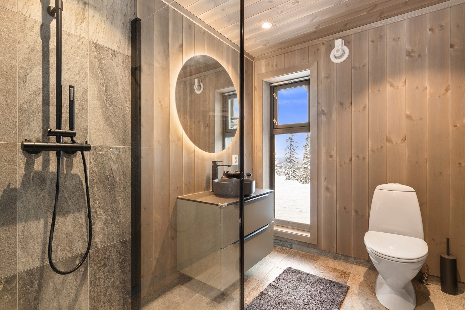 Bad nr 2 som også har flislagte gulv med varmekabler, dusjhjørne og moderne servantinnredning Galleribilde