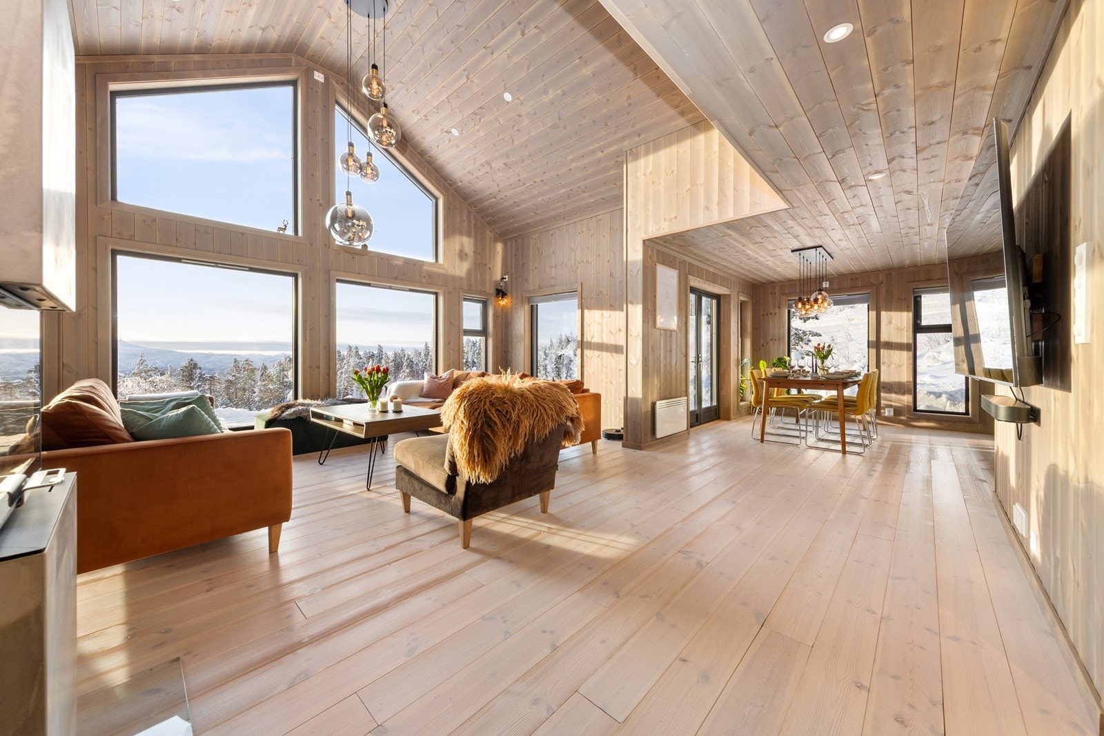 Stuen fremstår lys og luftig Galleribilde