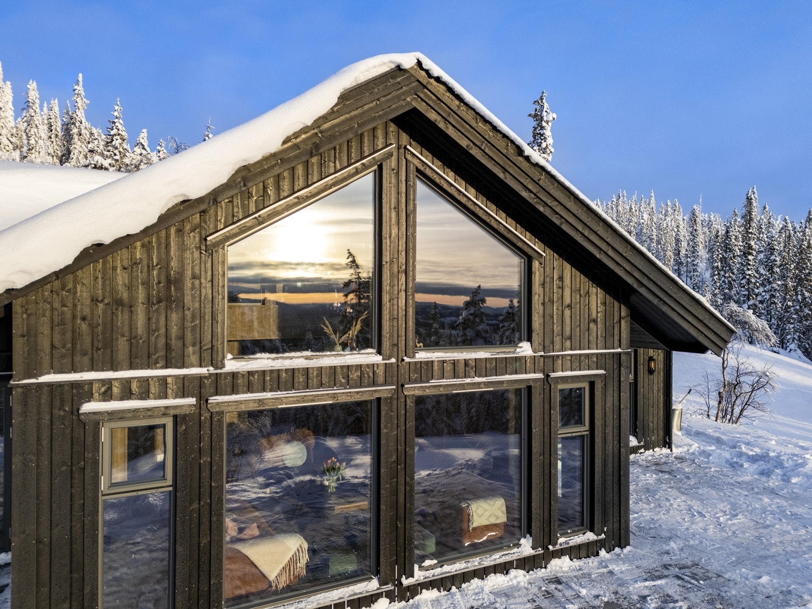 Fasade som slipper inn mye lys og gir en fantastisk utsikt og kontakt med naturen utenfor Galleribilde