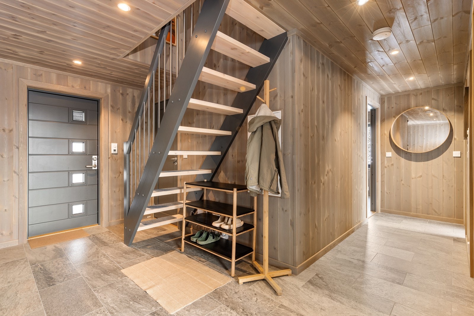 En romslig flislagt entré med varmekabler ønsker velkommen! Galleribilde