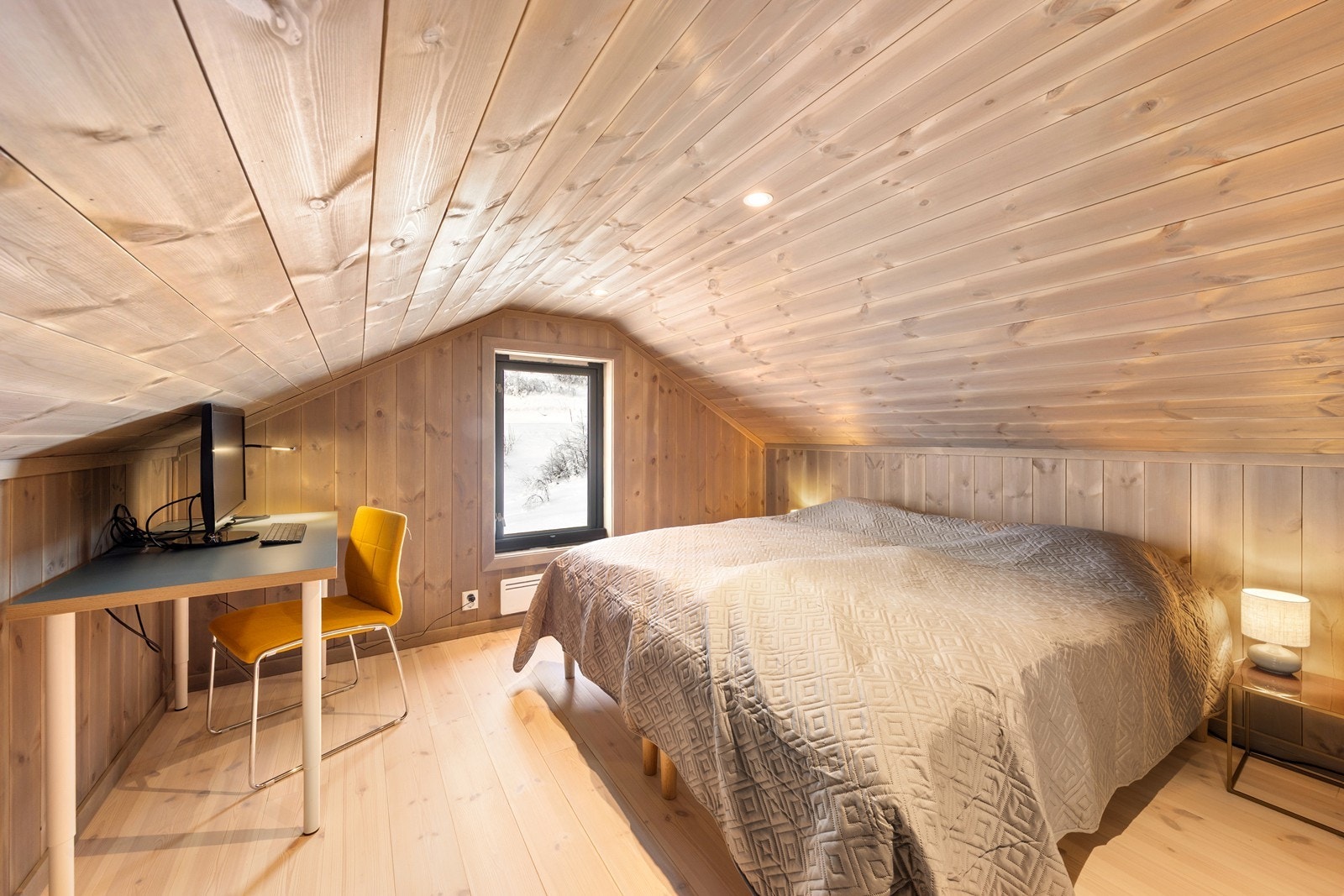 Fra det vestre hemsrommet i dag innredet med dobbeltseng og en hyttekontorløsning Galleribilde