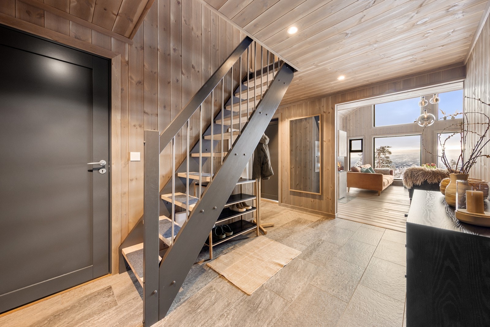 Fra entréen kommer man rett inn til et soverom til venstre, trappen til hemsen og til høyre rett inn til hovedbadet som forbinder videre til vaskerommet Galleribilde